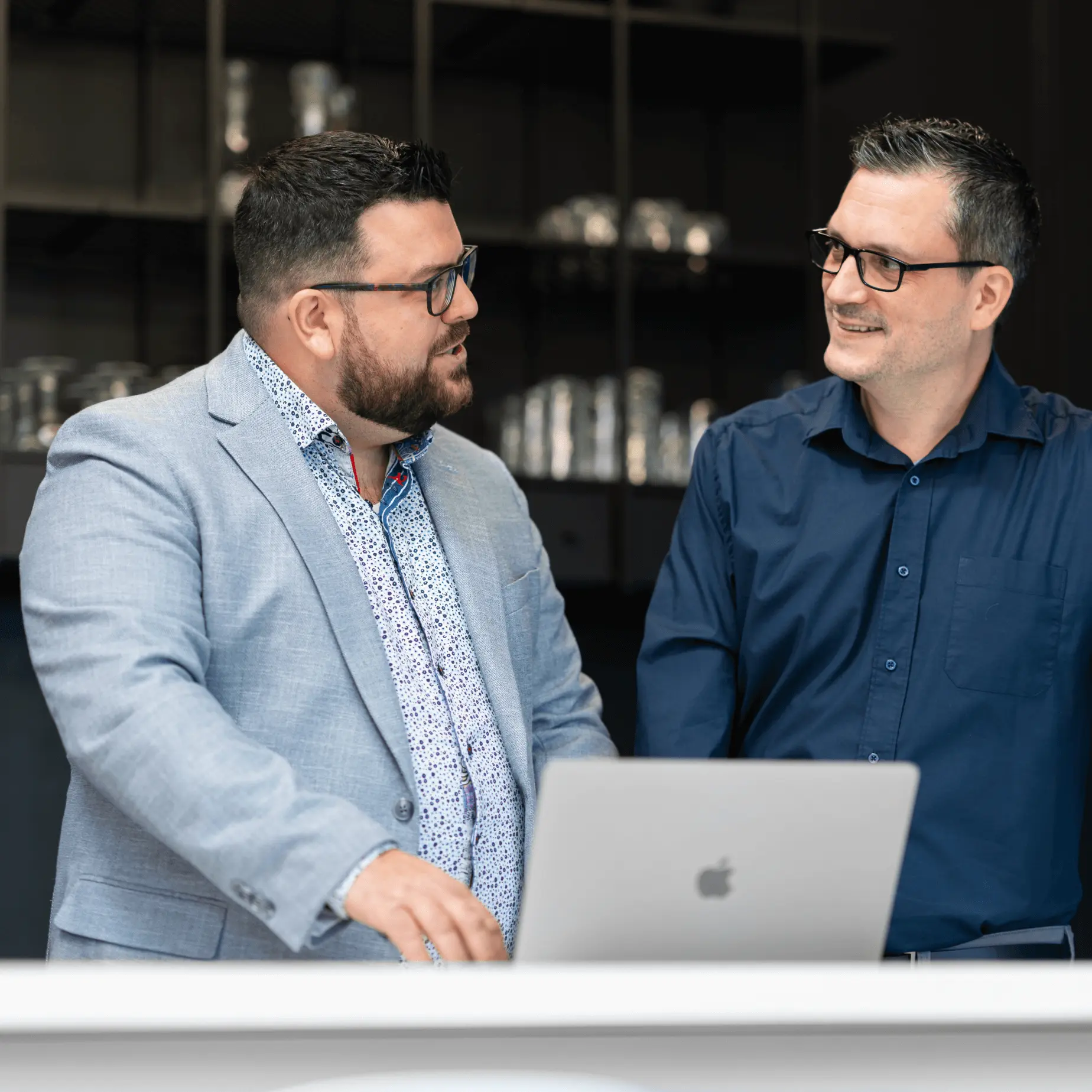 Charles-Alexandre et Julien élaborant un plan de développement