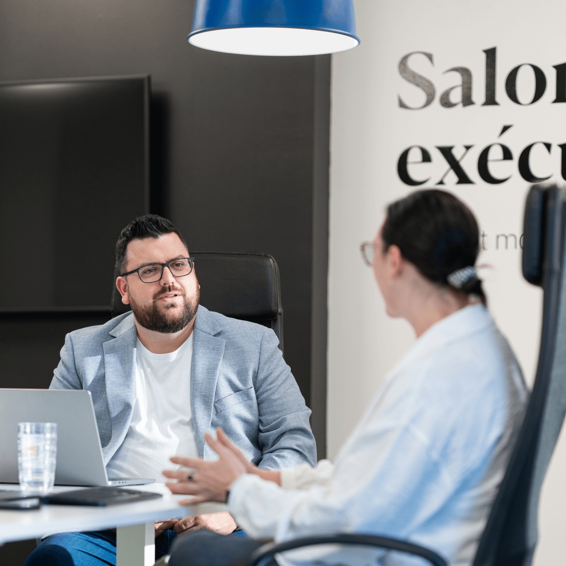 Charles-Alexandre Monette, directeur et cofondateur, en réflexion stratégique avec Rébecca Gascon-Bruneau au salon exécutif.