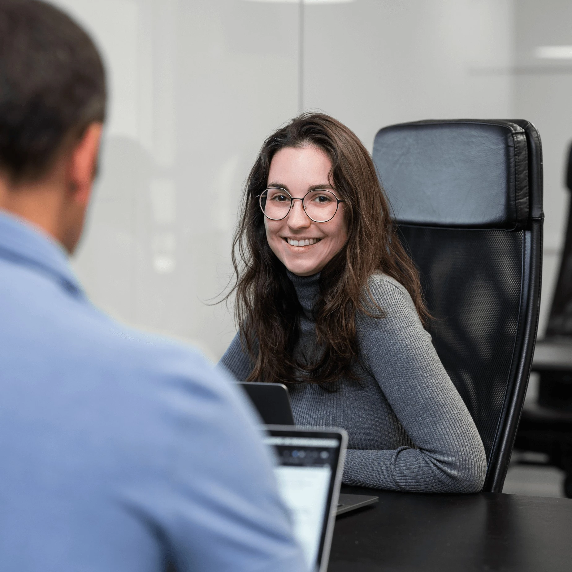 Joëlle Grondin, coordonnatrice projet web, assise face à Jean-François René élaborant un plan de suivi quotidien.