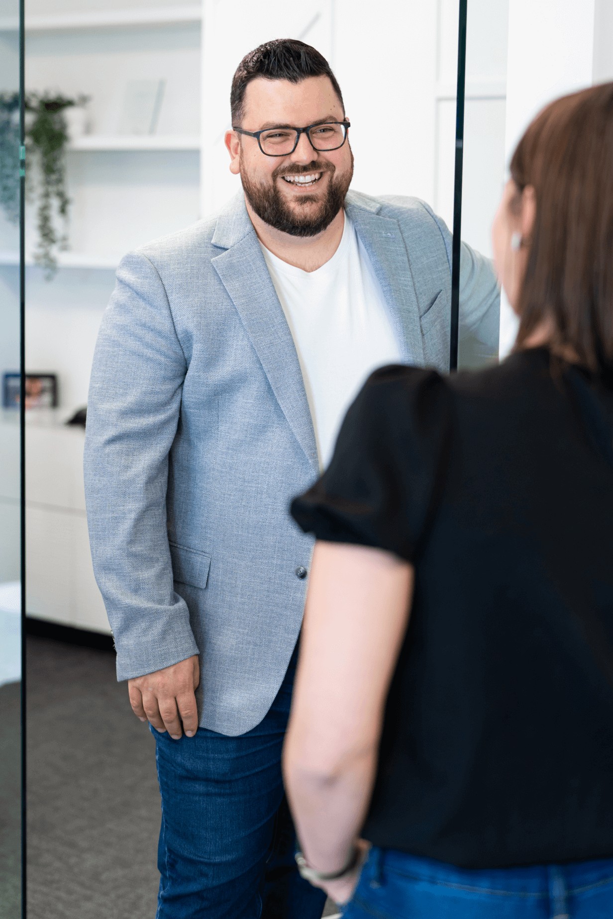 Charles-Alexandre Monette accueillant Karine Desrosiers dans son bureau.