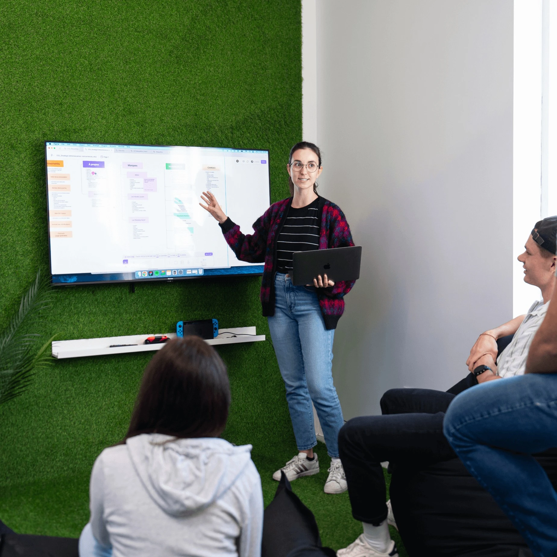 Joëlle Grondin, coordonnatrice projet web, présentant à l