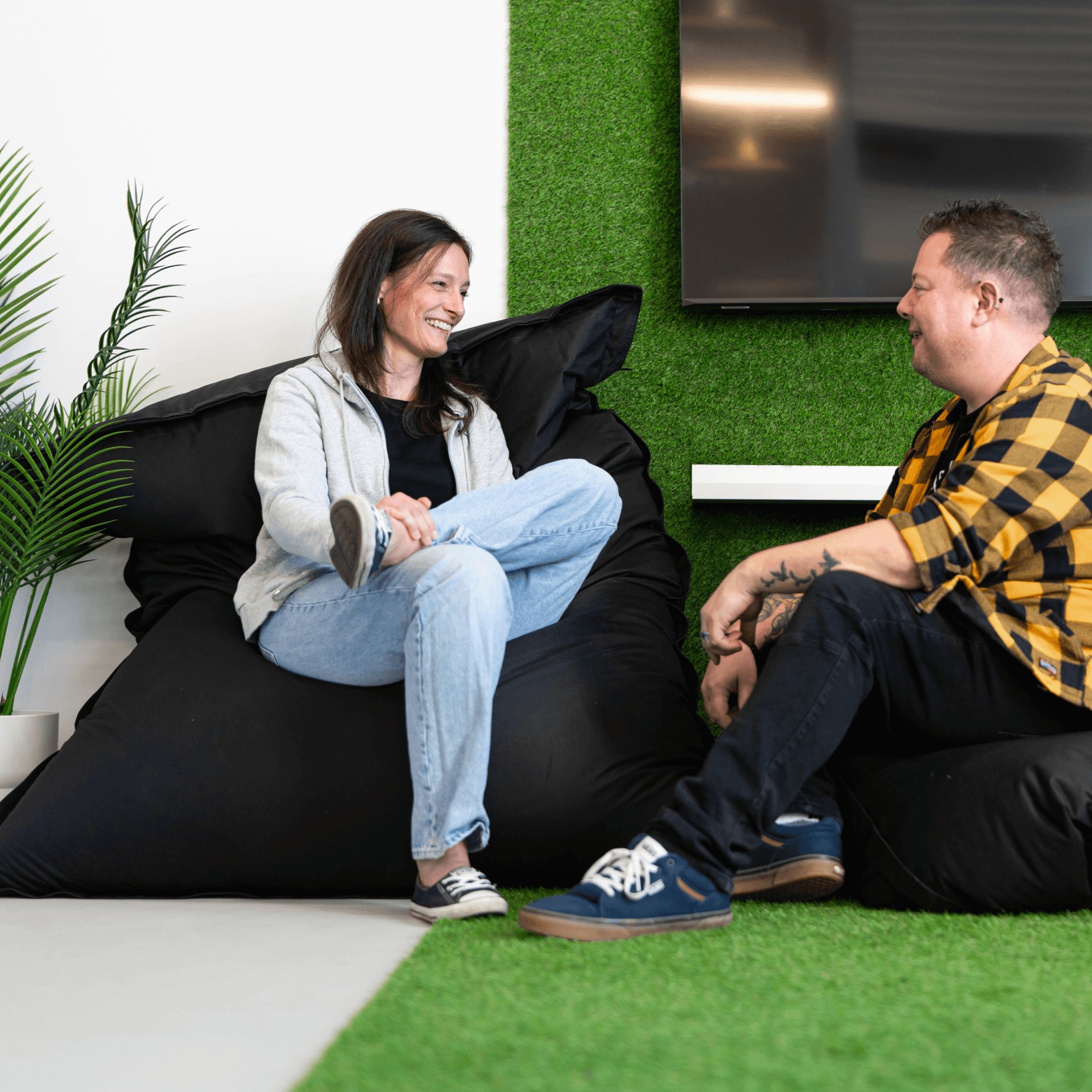 Amélie Léveillée et Jean-Sébastien Richer sont confortablement assis sur des poufs et discutent dans l
