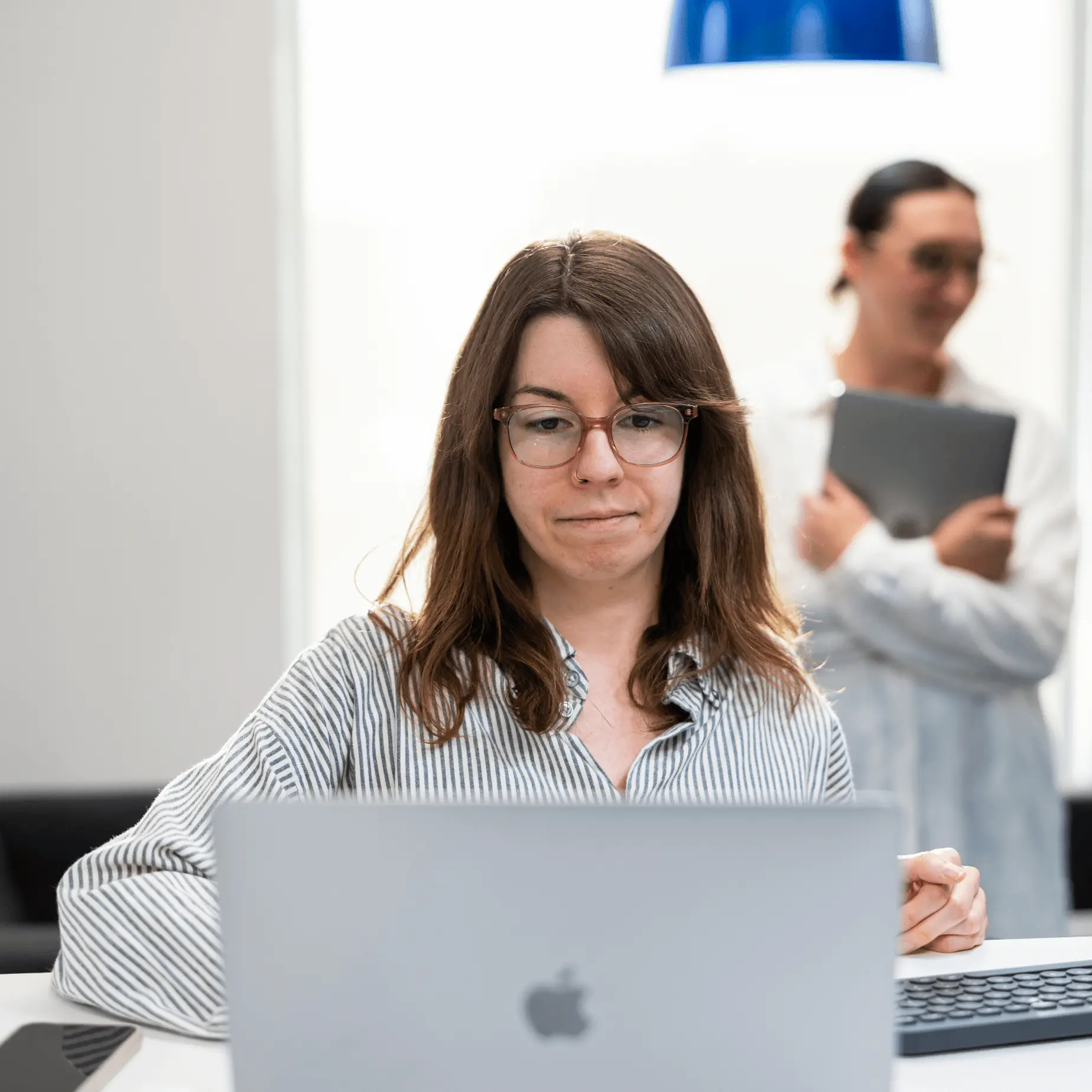 Gabrielle concentrée à regarder son ordinateur