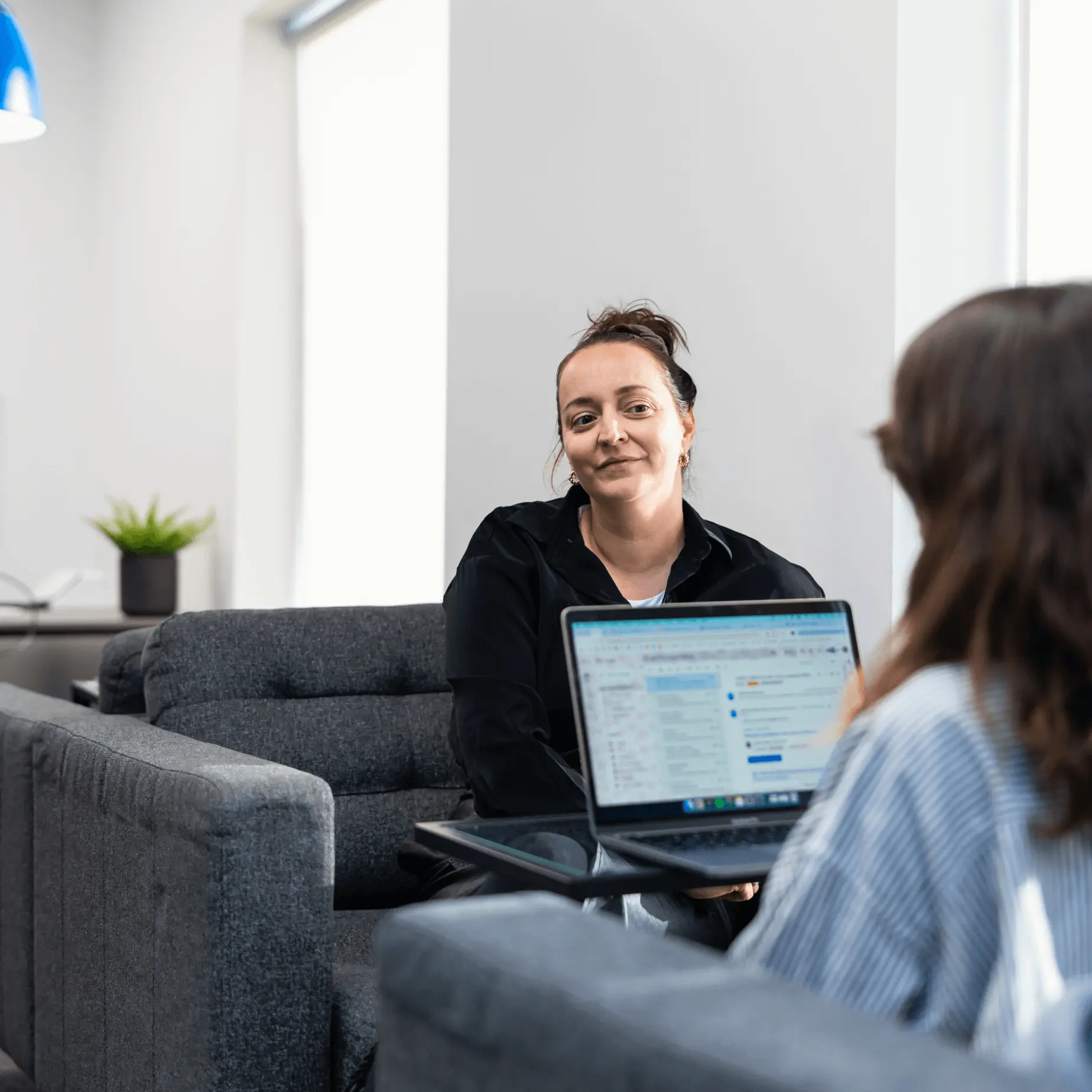 Julie et Gabrielle discutent d