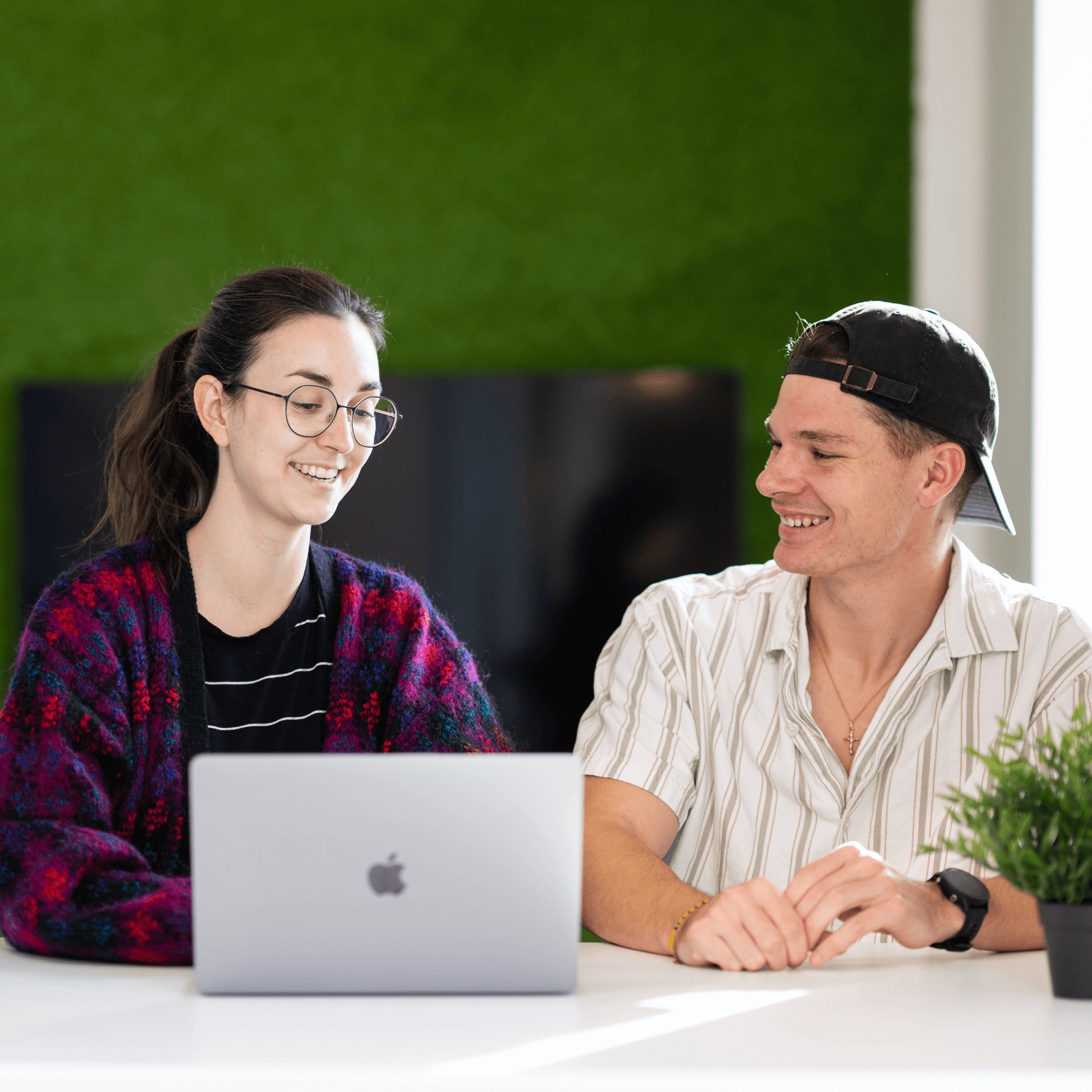 Joëlle Grondin et Médéric Rochon, travaillant ensemble en souriant, dans l
