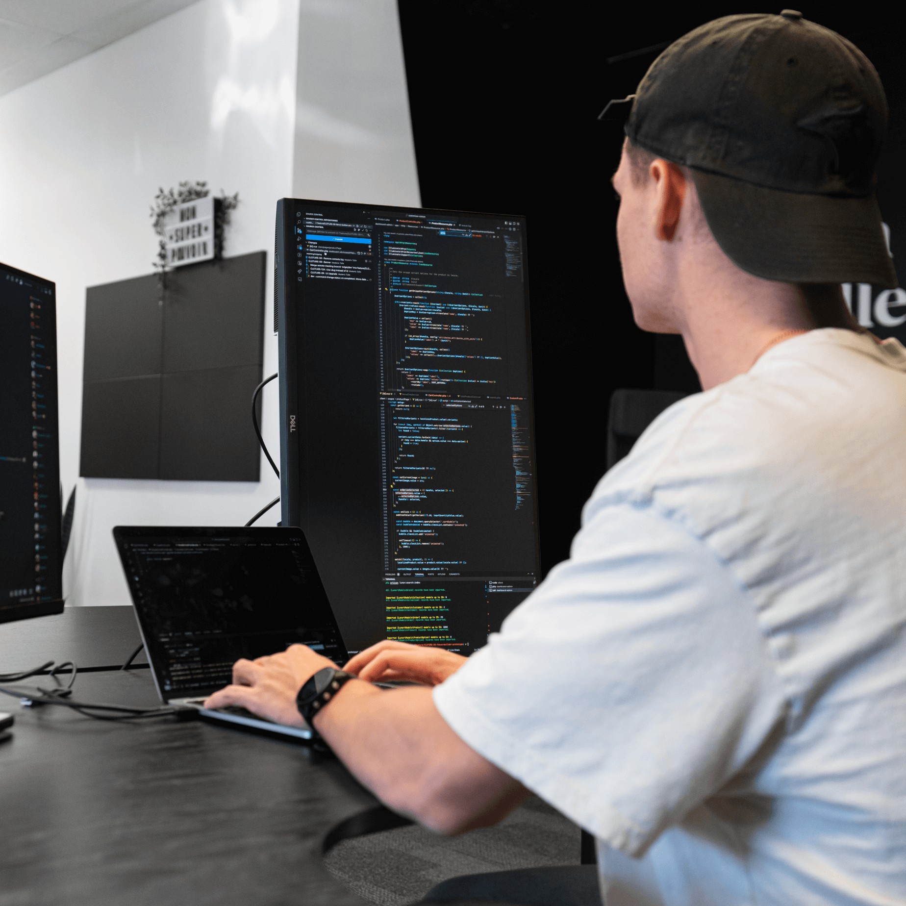 Médéric Rochon, développeur web, travaillant assidûment entouré de trois écrans présentant du code.