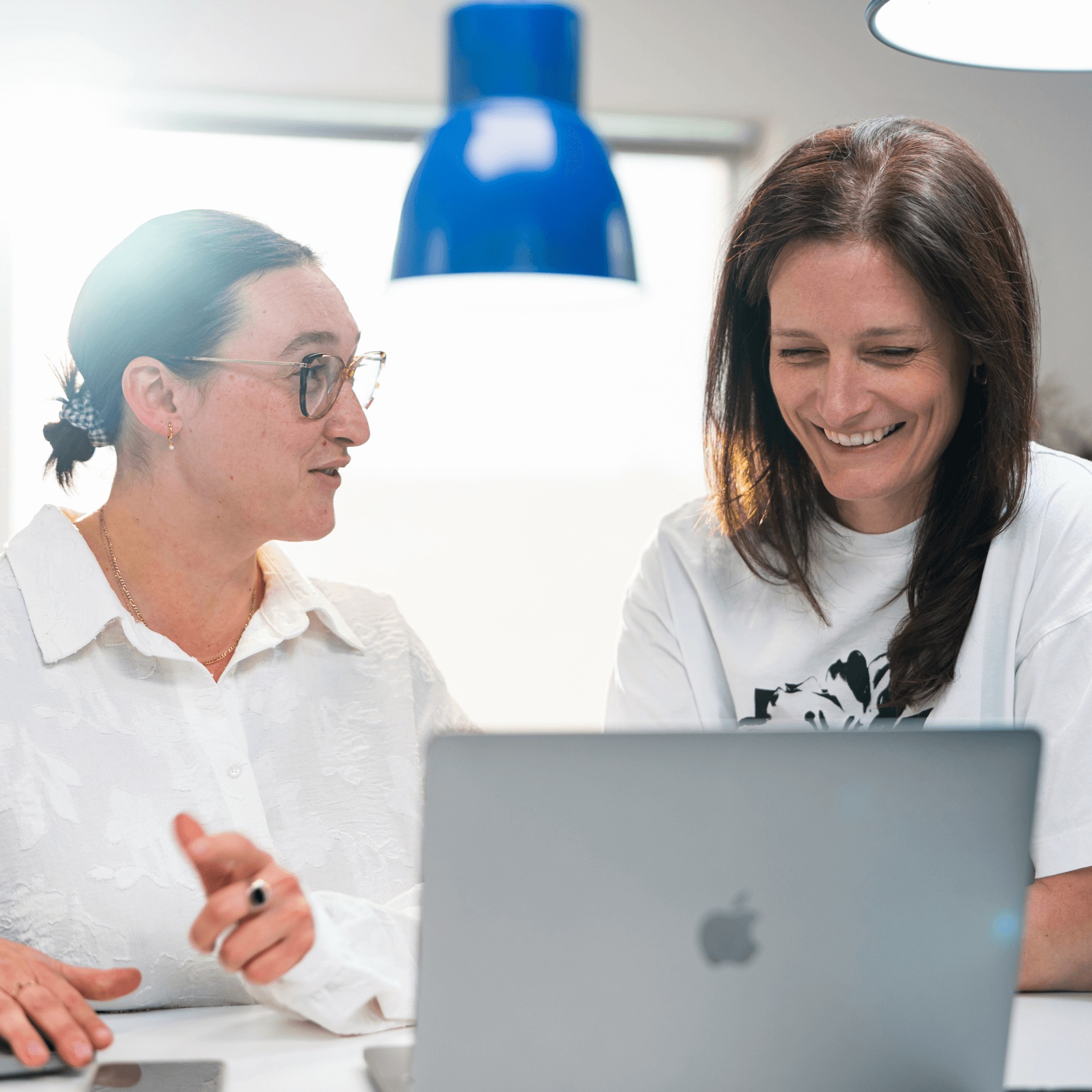 Amélie Léveillée, designer web, et Rébecca Gascon-Bruneau en atelier créatif devant un écran d'ordinateur.
