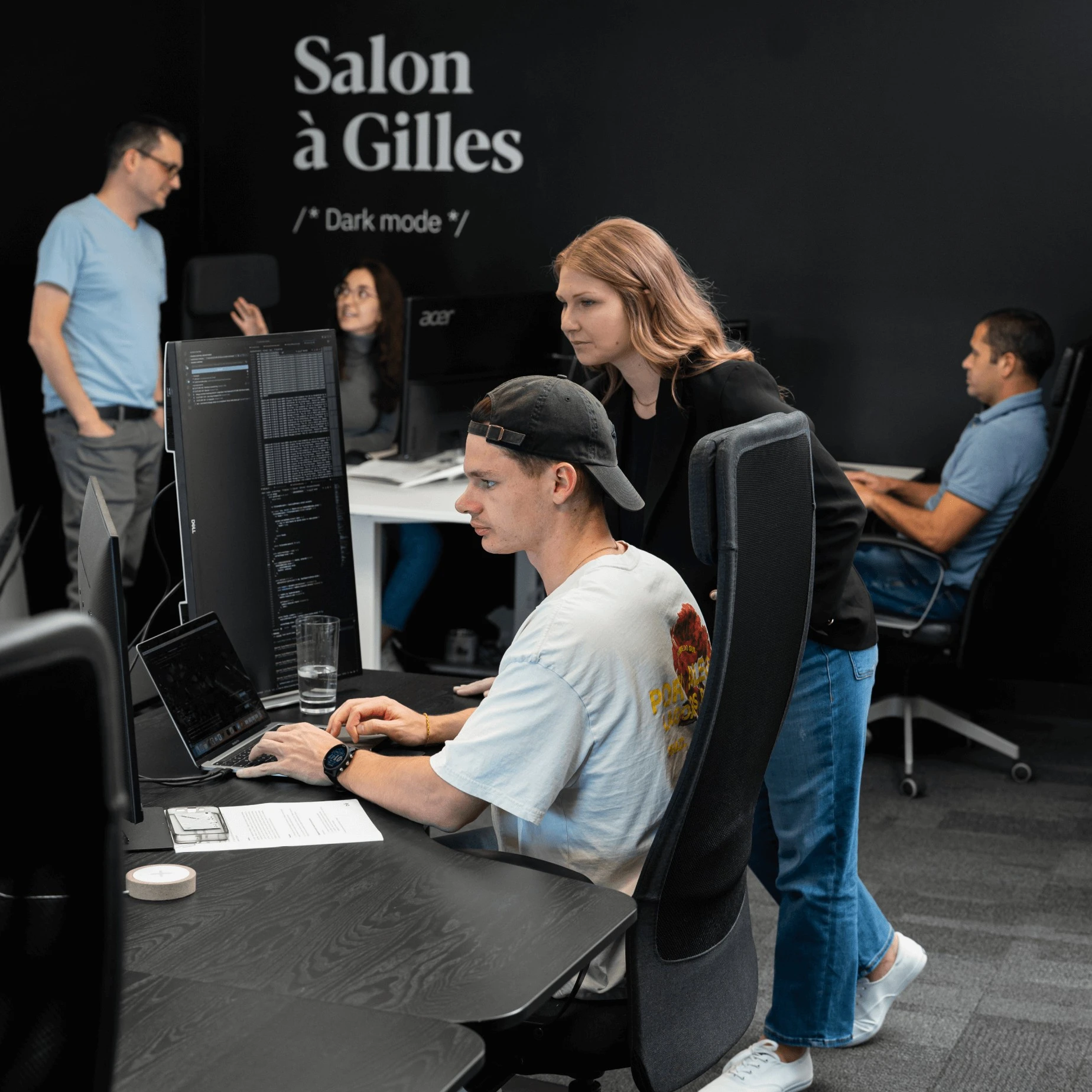 Médéric Rochon et Jessica Filion Pion (en avant-plan), Julien Lord, Joëlle Grondin et Jean-François René (en arrière-plan) en travail collaboratif dans le Salon à Gilles (Agile)