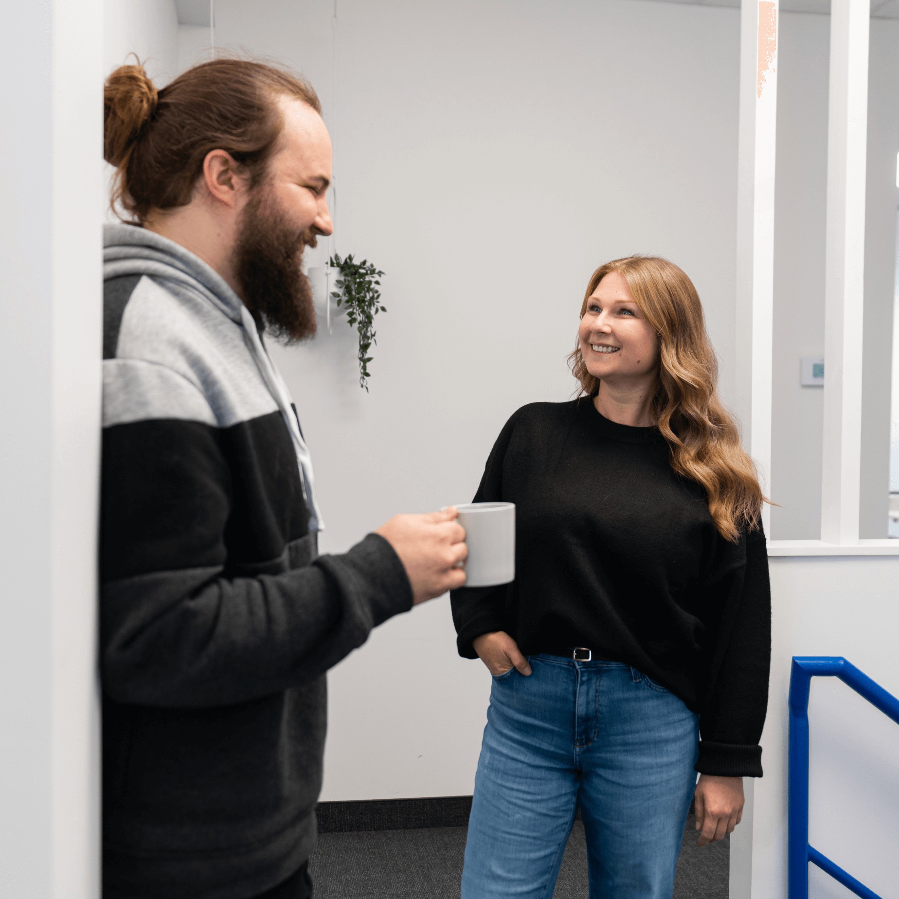 Raphaël Fortin et Jessica Filion Pion en conversation près des escaliers.